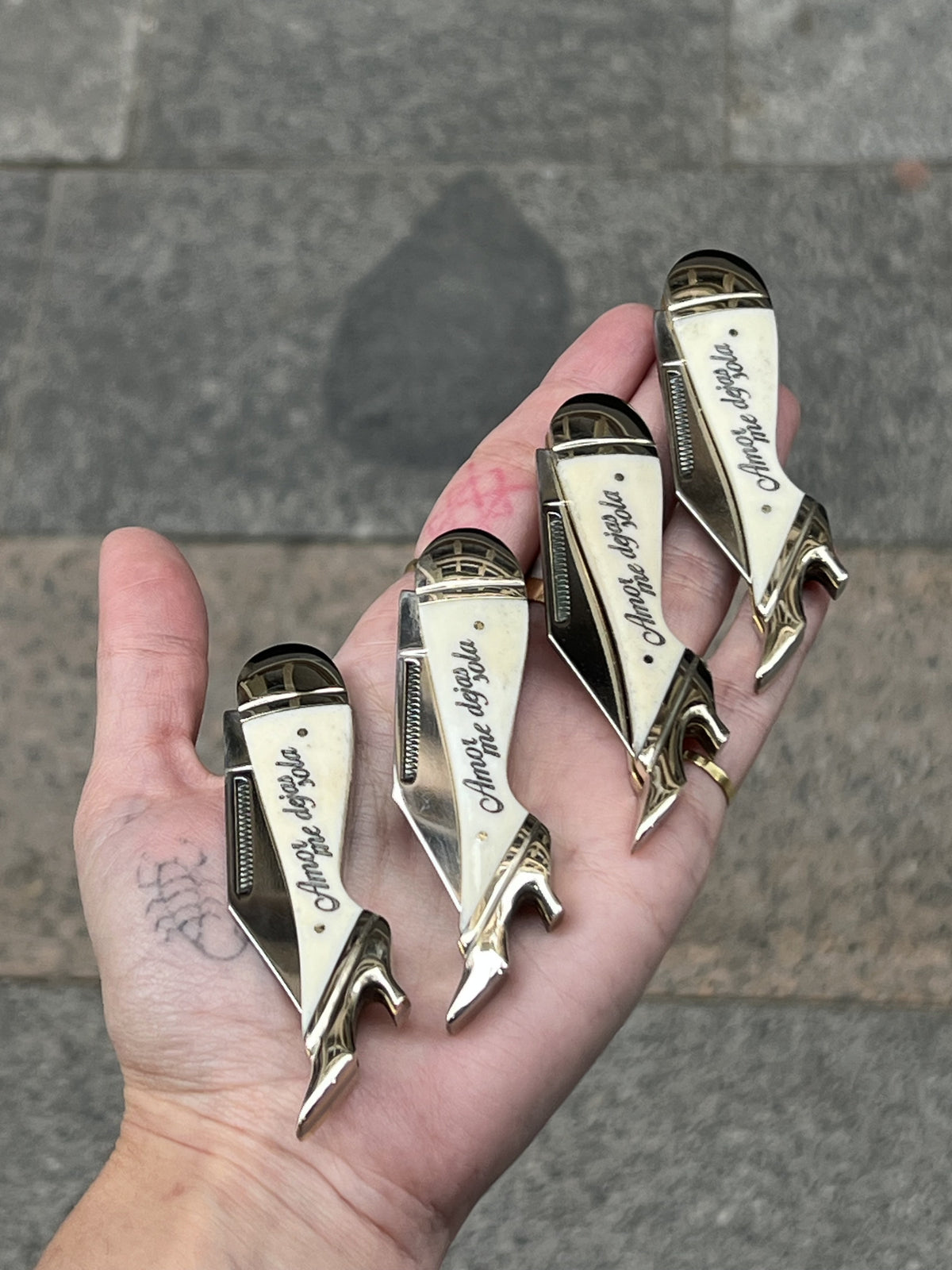 Leg Knife · Amor me dejas sola